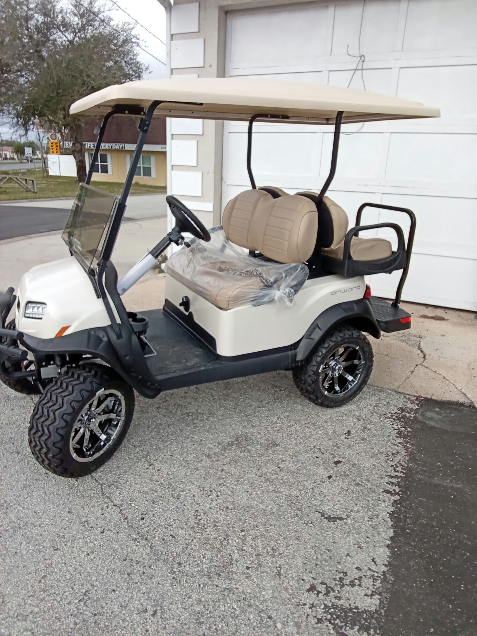 Club Car “Onward 

“, 4-PASS, EFI GAS, Lifted